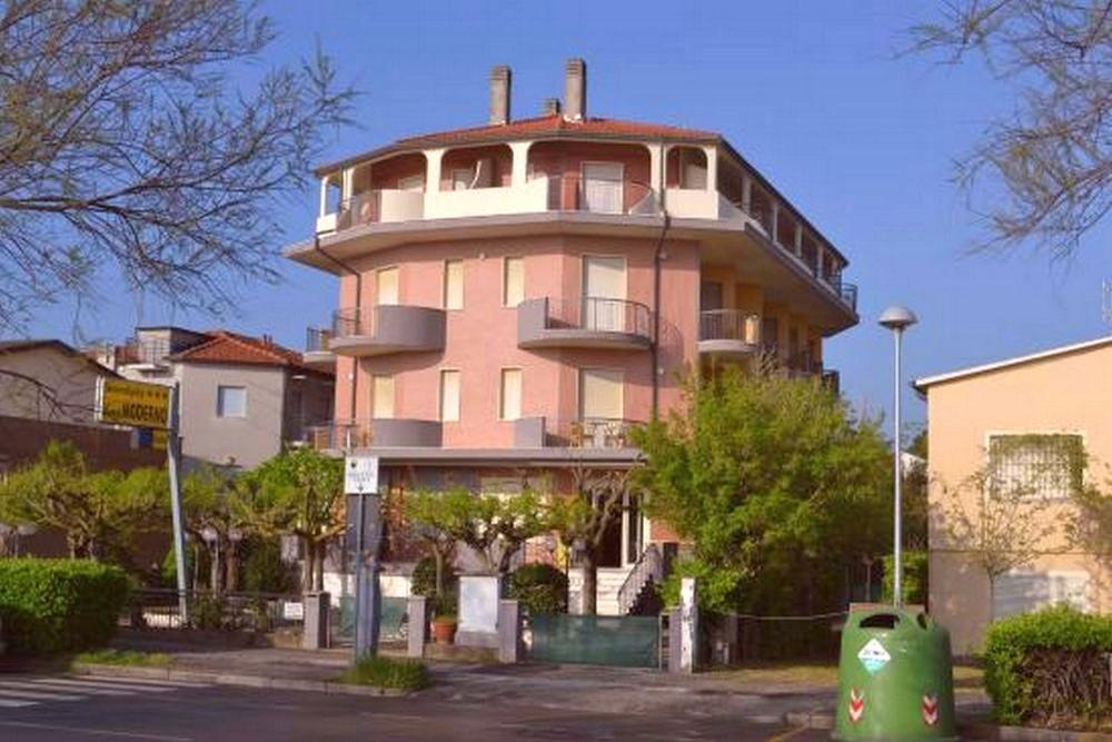 Hotel Moderno - Bed & Breakfast Cervia Kültér fotó