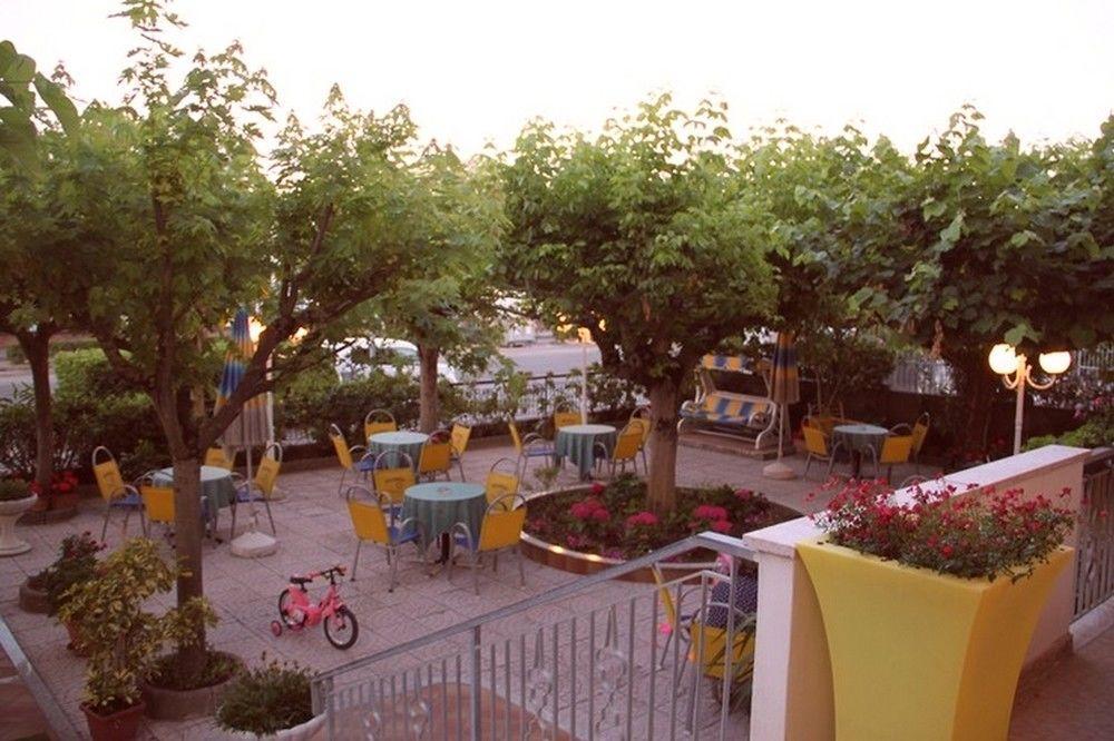 Hotel Moderno - Bed & Breakfast Cervia Kültér fotó