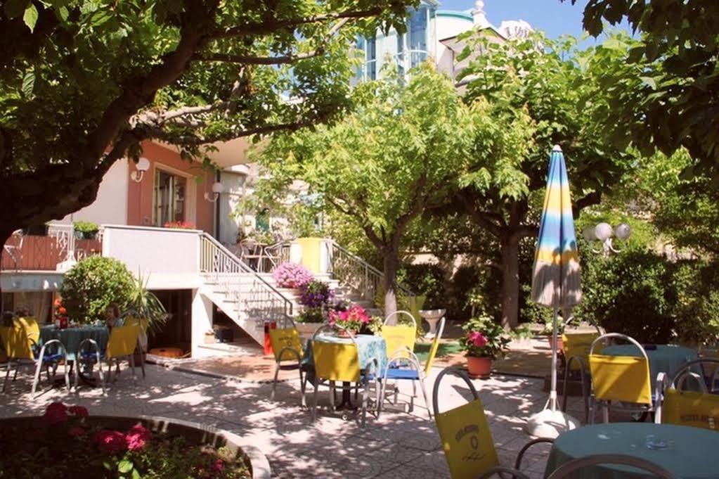 Hotel Moderno - Bed & Breakfast Cervia Kültér fotó